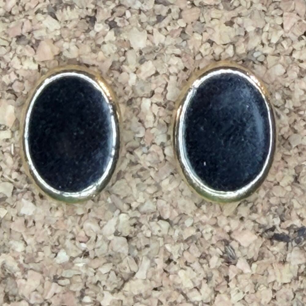 Vintage Oval Onyx Bezel Set Stud Earrings Unsigned Retro Preppy Classic Timeless